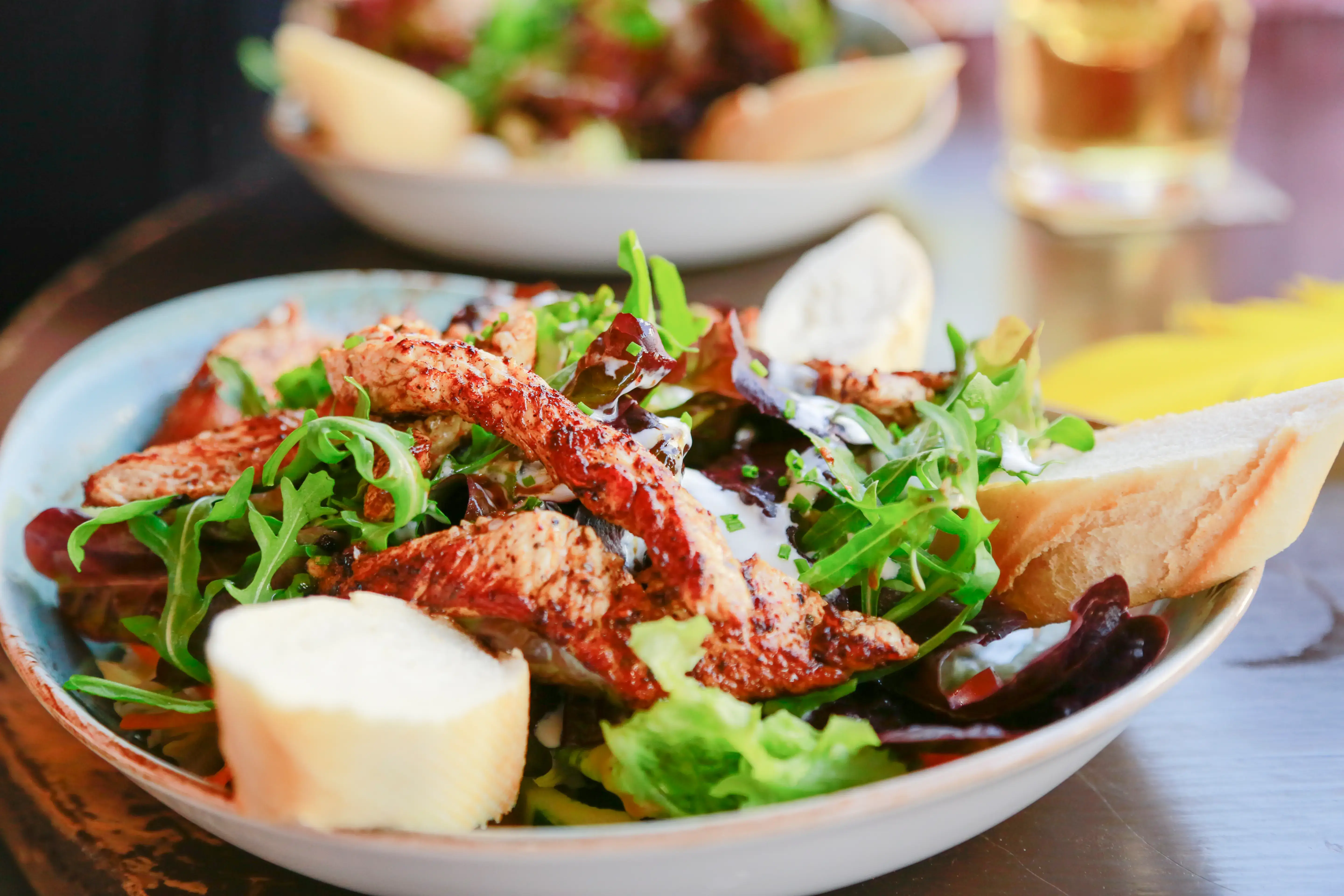 Freundliche Kellnerin serviert Essen